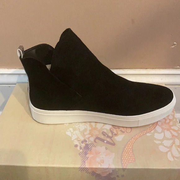 NIB Very G Suede Like Sneakers